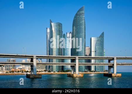 Busan Wolkenkratzer und Gwangan Brücke, Südkorea Stockfoto