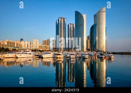 Busan Hafen mit Yachten auf Sonnenuntergang, Südkorea Stockfoto