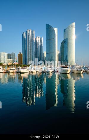 Busan Hafen mit Yachten auf Sonnenuntergang, Südkorea Stockfoto
