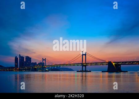 Gwangan Brücke auf den Sonnenaufgang. Busan, Südkorea Stockfoto