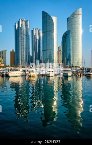 Busan Hafen mit Yachten auf Sonnenuntergang, Südkorea Stockfoto