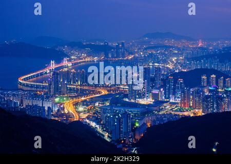 Busan Stadtbild Gwangan Bridge bei Nacht Stockfoto