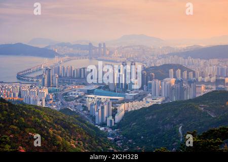 Busan Stadtbild Gwangan Brücke am Sonnenuntergang Stockfoto