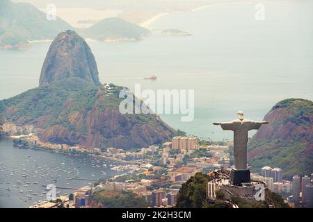 Es ist das Symbol des brasilianischen Christentums. Aufnahme des Christusdenkmals in Rio de Janeiro, Brasilien. Stockfoto