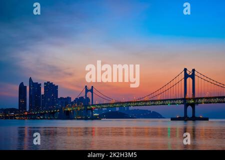 Gwangan Brücke auf den Sonnenaufgang. Busan, Südkorea Stockfoto