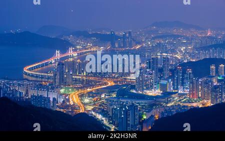 Busan Stadtbild Gwangan Bridge bei Nacht Stockfoto