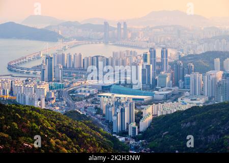 Busan Stadtbild Gwangan Brücke am Sonnenuntergang Stockfoto