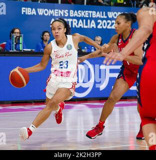 Sydney, Australien. 23. September 2022. Trinity San Antonio (L) aus Puerto Rico treibt den Ball während eines Gruppe-A-Spiels gegen die Vereinigten Staaten bei der FIBA Women's Basketball World Cup 2022 in Sydney, Australien, am 23. September 2022. Quelle: Hu Jingchen/Xinhua/Alamy Live News Stockfoto