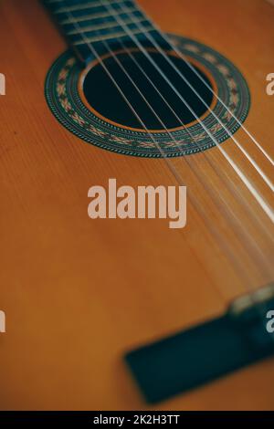 Klassische Holzgitarre mit Kunststoffschnüren Stockfoto