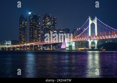 Gwangan Brücke und Wolkenkratzer in der Nacht. Busan, Südkorea Stockfoto