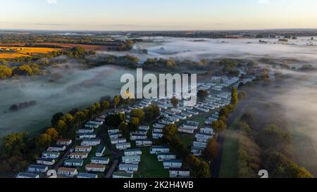 Ripon, North Yorkshire, Großbritannien. 23.. September 2022. Ein nebiges Tal in North Yorkshire zu Beginn des Herbstes aus der Vogelperspektive Stockfoto