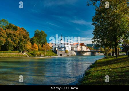 Bad Tolz - malerische Kurstadt in Bayern, Deutschland im Herbst und Isar Stockfoto