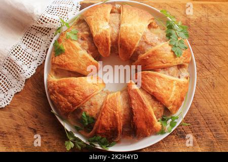 Ring der Hackbraten in Blätterteig gebacken Stockfoto