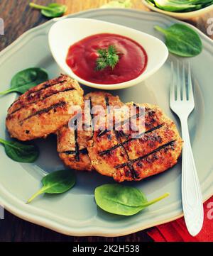 Rind oder Schwein Fleisch Grill Burger für Hamburger zubereitet am Grill Feuer Flamme Grill gegrillt Stockfoto