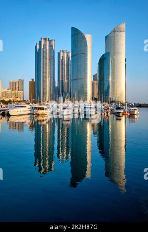 Busan Hafen mit Yachten auf Sonnenuntergang, Südkorea Stockfoto