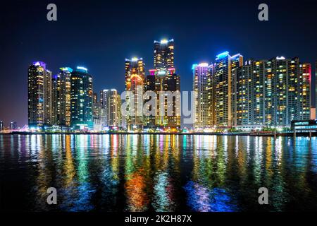Busan Marina City Wolkenkratzer in der Nacht illluminated Stockfoto