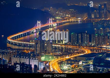 Busan Stadtbild Gwangan Bridge bei Nacht Stockfoto