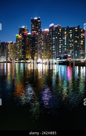 Busan Marina City Wolkenkratzer in der Nacht illluminated Stockfoto