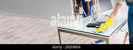 Männliche und weibliche Reiniger Reinigung Büro Stockfoto