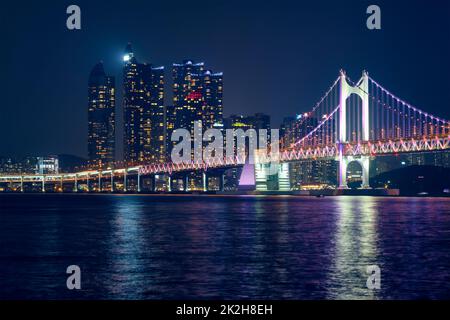 Gwangan Brücke und Wolkenkratzer in der Nacht. Busan, Südkorea Stockfoto