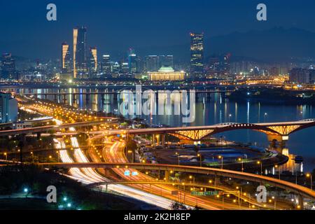 Stadtbild in der Dämmerung in Seoul, Südkorea. Stockfoto