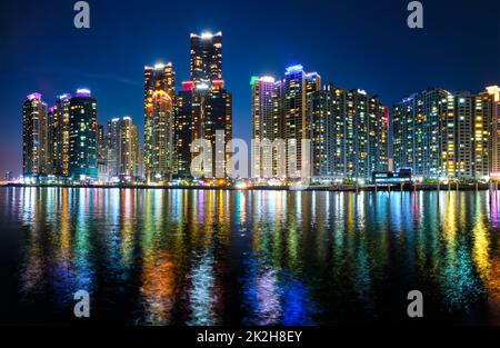 Busan Marina City Wolkenkratzer in der Nacht illluminated Stockfoto