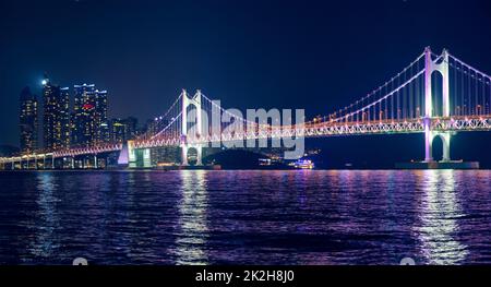 Gwangan Brücke und Wolkenkratzer in der Nacht. Busan, Südkorea Stockfoto
