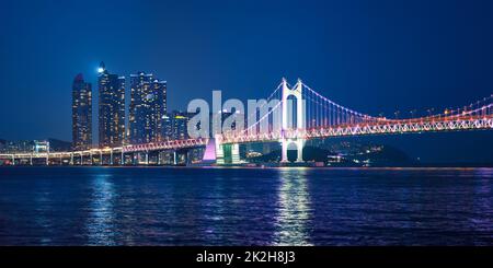Gwangan Brücke und Wolkenkratzer in der Nacht. Busan, Südkorea Stockfoto