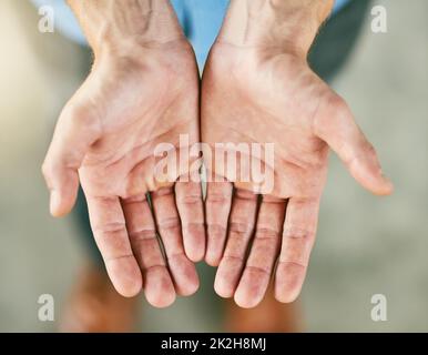 Können Sie mir bitte helfen? Nahaufnahme eines unverkennbaren Mannes, der mit zusammengeschränken Händen steht. Stockfoto