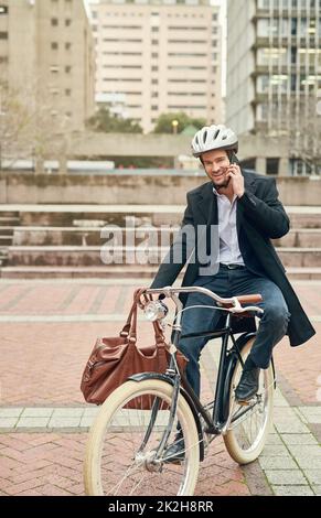 Die Welt könnte mehr Grün verführen. Porträt eines jungen Geschäftsmannes, der mit seinem Fahrrad zur Arbeit pendelt. Stockfoto