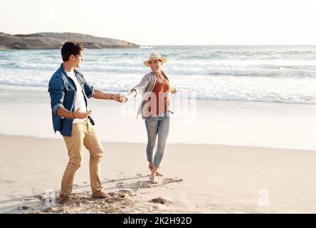 Waren in Strandstimmung. Aufnahme eines Paares mittleren Alters, das den Tag am Strand verbringt. Stockfoto