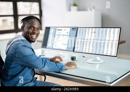 Analyst, Der Mit Kalkulationstabellen Arbeitet Stockfoto