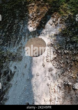 Kernbohren in einem Betonbunker Stockfoto