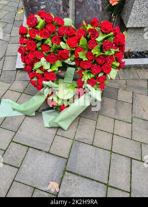 Strauß bunter Rosen in Herzform Stockfoto