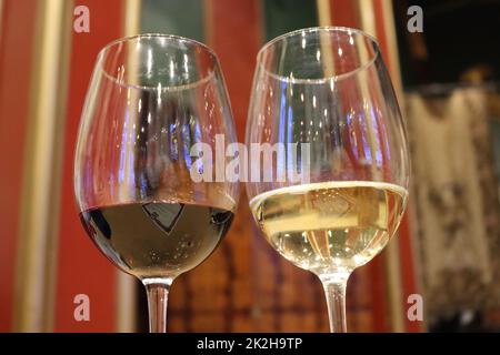 Köstliche Weiß- und Rotweine in duftenden Gläsern leckere Reflexe Stockfoto