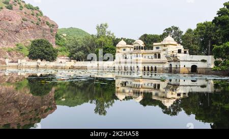 Reflexion von Sukh Mahal im Jait Sagar Lake, Bundi, Rajasthan, Indien. Stockfoto