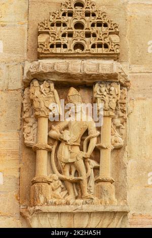 Zerbrochene Skulptur des hinduistischen Gottes auf dem Kumbha Shyam Tempel, Chittorgarh Fort, Rajasthan, Indien. Stockfoto