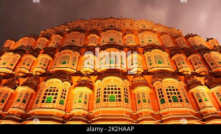 Blick auf Hawa Mahal am Abend, Jaipur, Rajasthan, Indien. Stockfoto