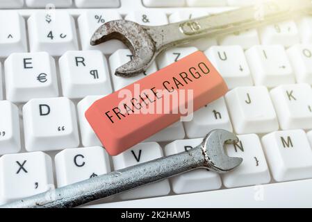 Schreiben mit Text Fragile Cargo. Das Konzept bedeutet zerbrechlichen Griff mit Care Bubble Wrap Glass Gefahrgut Stockfoto