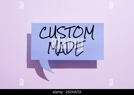 Schreiben Anzeige Text Custom Made. Ein Wort, das auf etwas geschrieben wird, wird für eine bestimmte Kundenorganisation bestellt Stockfoto
