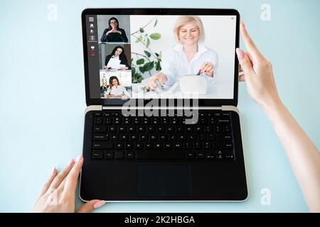 Videoanruf für Frauen. Virtuelles Meeting. Modernes Geschäftsleben. Fernkommunikation. Weibliche Freunde sprechen online auf Laptop-Bildschirm isoliert auf blau. Stockfoto