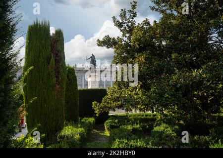 Madrid, Spanien, 2022. September. Blick auf das Reiterdenkmal von Philip IV. Auf der Plaza de OTE im Stadtzentrum Stockfoto