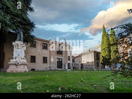 Madrid, Spanien, 2022. September. Blick auf das Denkmal von Lope de Vega vor dem königlichen Kloster der Inkarnation im Stadtzentrum Stockfoto