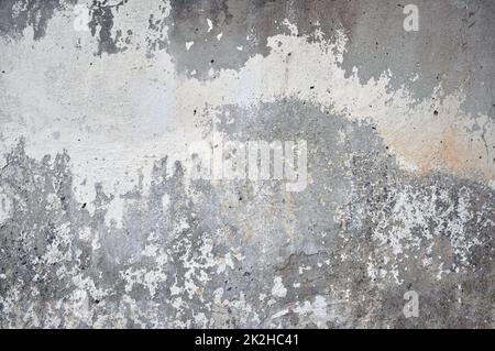 Leere alte verputzte Wandstruktur. Lackierte problematische Wandoberfläche. Verfallene Gebäudefassade mit beschädigtem Putz. Stockfoto