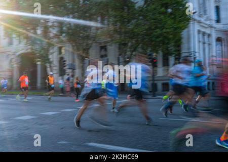 Madrid, Spanien, 2022. September. Läufer, die am Madrider Rennen teilnehmen, laufen für Madrid 2022 im Stadtzentrum Stockfoto