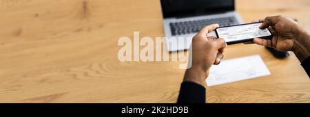 Scheckeinzahlung Per Fernzugriff Über Mobilgerät Stockfoto