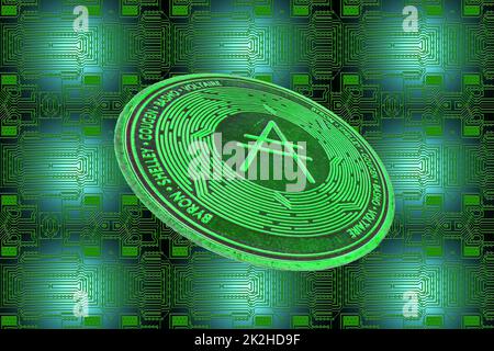 Green Board und eine wertvolle grüne ada-Münze aus cardano Crypto Currency Oblique Stockfoto