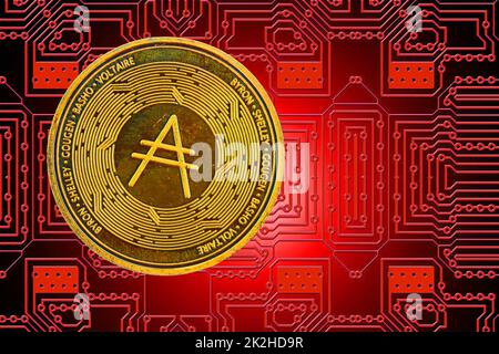 eine goldene, wertvolle cardano-Münze aus Krypto-Währung mit einem roten Brett auf der Rückseite Stockfoto