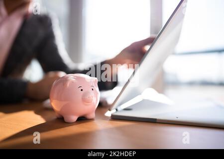 Sparen Sie Online Geld Mit Bank Piggy Stockfoto