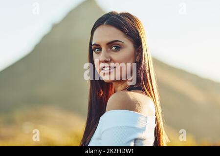 Es gibt nichts Schöneres als die Natur, um die Ruhe zu bewahren. Eine kurze Aufnahme einer schönen jungen Frau in der Natur. Stockfoto